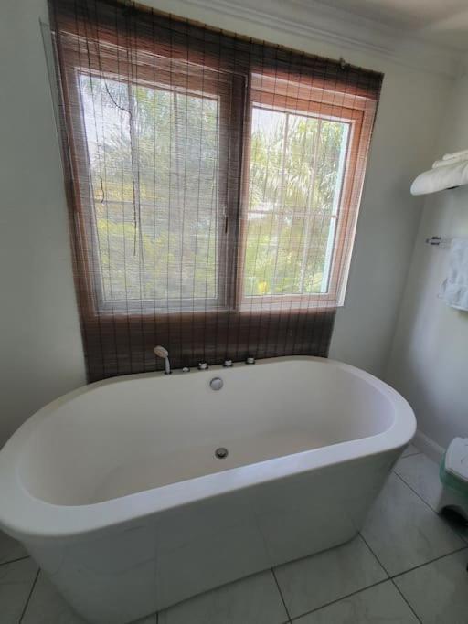 הוילה Orange Bay Townhouse By The Bay, Little Bay Country Club ,Negril מראה חיצוני תמונה